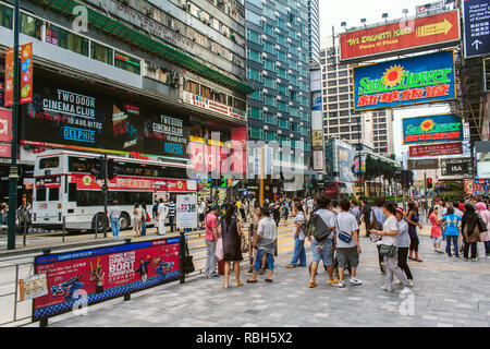 Scène de rue Commercial et de la vie à Hong Kong. Hong Kong est l'une des plus peuplées au monde Banque D'Images