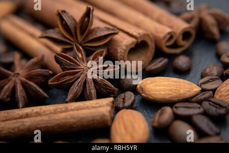 Fond épicé. La cannelle, les amandes, les grains de café et d'anis étoilé. Close up set Banque D'Images