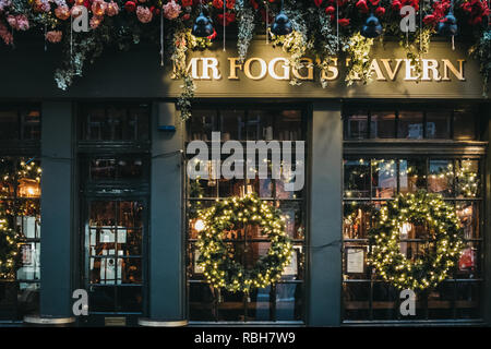 Londres, UK - 5 janvier 2019 : décorations de Noël sur Monsieur Fogg's Tavern, taverne à l'ancienne sur le thème d''explorer Phileus Fogg, à Covent Garden, l'un Banque D'Images