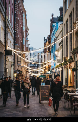 Londres, UK - 5 janvier 2019 : Les gens de marcher sous les cordes des lumières dans la rue Royale. La rue s'étend du nord au sud, forment la liberté et parallèle Banque D'Images