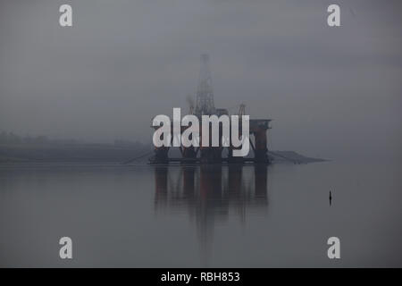 Plate-forme pétrolière redondants dans le brouillard écossais Invergordon, Ross Shire Highlands écossais UK Banque D'Images