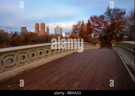 Le pont bow tôt le matin, de Central Park, à New York City et dans le lac. Bâtiments dans l'arrière-plan éclairé par première Banque D'Images