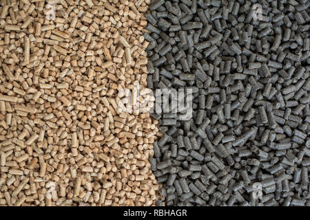 Deux différents types de granulés de bois - bois de pin et de tournesol Banque D'Images