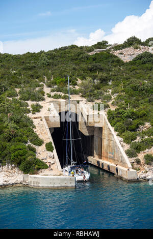 Base sous-marine à proximité de la ville de Vis, Croatie Banque D'Images