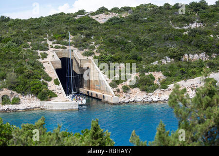 Base sous-marine à proximité de la ville de Vis, Croatie Banque D'Images