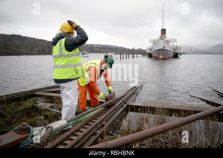 Le travail est effectué avant que la femme de chambre du Loch avant l 'historique de la' viscocouplage paquebot est transportée hors de l'eau par le winchhouse et original sur la vapeur, Balloch Balloch de halage. Banque D'Images