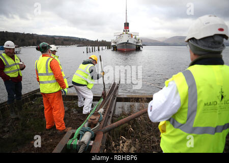 Le travail est effectué avant que la femme de chambre du Loch avant l 'historique de la' viscocouplage paquebot est transportée hors de l'eau par le winchhouse et original sur la vapeur, Balloch Balloch de halage. Banque D'Images