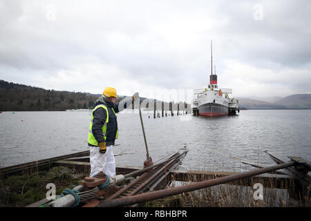 Le travail est effectué avant que la femme de chambre du Loch avant l 'historique de la' viscocouplage paquebot est transportée hors de l'eau par le winchhouse et original sur la vapeur, Balloch Balloch de halage. Banque D'Images