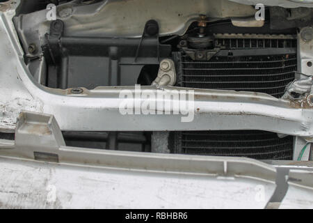 Accident de voiture ; le travail corporel et des projecteurs et dommages après un véhicule/auto collision. Banque D'Images