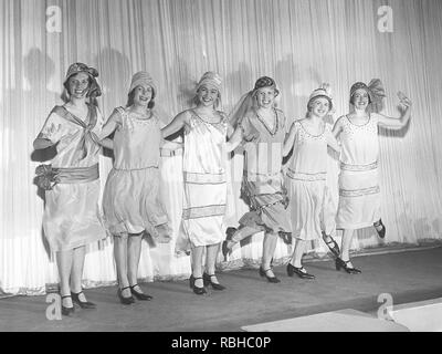 Remake des années 1920. Un groupe de femmes à un théâtre posent sur scène en robe typique des années 1920 et de chapeaux. Ils sont la danse La danse Charleston typique des années 1920. Photo Suède Kristoffersson Ref BB5-4. Suède 1950 Banque D'Images
