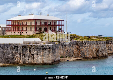 Maison du commissaire prise depuis la passerelle de P&O Arcadia amarrée au quai du patrimoine, Hamilton, Burmuda. Banque D'Images