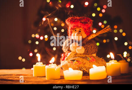 Vieille femme laide - Fortune Teller avec des bougies à Noël, de jouets faits à la main Banque D'Images