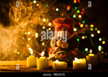 Vieille femme laide - Fortune Teller avec des bougies à Noël, de jouets faits à la main Banque D'Images