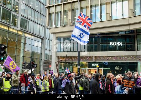 Un homme en gilet jaunes jacket porte un drapeau israélien au brexit trahison mars à Londres 2018 Banque D'Images