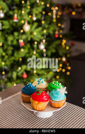 Petits gâteaux de Noël sur la table sur le cakestand Banque D'Images