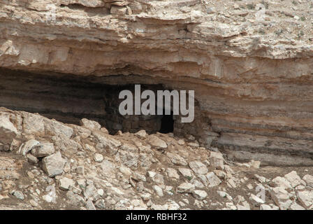 Bédouins vivant dans des grottes naturelles, près de Petra, Jordanie Banque D'Images