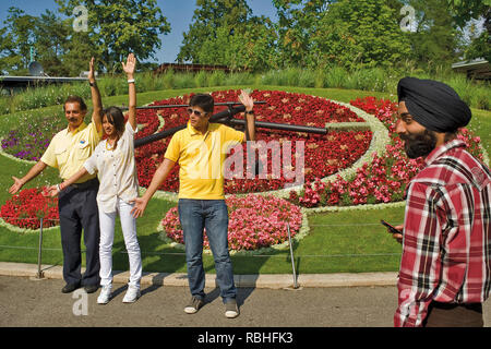 Photo souvenir avant de l'horloge fleurie est l'un des plus populaires attractions touristiques dans la région de Genève, Suisse. Banque D'Images