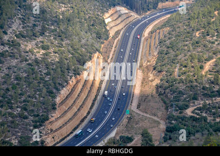 Israël, Montagnes de Judée, Hakedoshim (forêt des Martyrs) à la périphérie de Jérusalem il surplombe l'autoroute à Jérusalem Banque D'Images