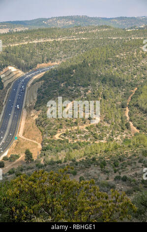 Israël, Montagnes de Judée, Hakedoshim (forêt des Martyrs) à la périphérie de Jérusalem il surplombe l'autoroute à Jérusalem Banque D'Images