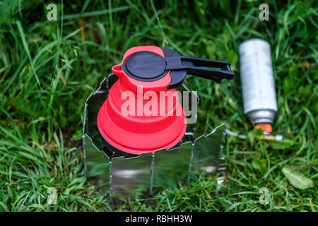Fodable camping électrique avec de l'eau bouillante sur les repas. Banque D'Images
