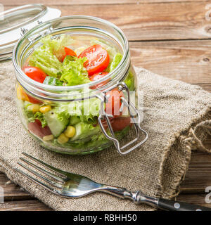 Salade fraîche avec chiffon de nettoyage Banque D'Images