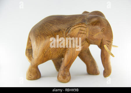 Fait main en bois éléphant Statue isolé sur fond blanc Banque D'Images