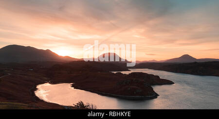 Lever du soleil sur le Loch Inchard, Sutherland Banque D'Images