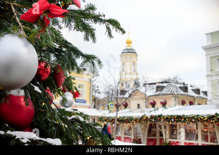 Street Décorées pour Noël en ville, des bals et des lumières sur l'arbre de Noël Banque D'Images