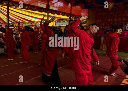 Les danseurs chinois effectuer une danse traditionnelle pour marquer 300 ans d'un temple chinois à Achipur près de Kolkata, au Bengale occidental. Banque D'Images