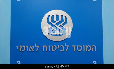 HOLON, Israël. Le 6 janvier 2019. Un logo et le signe du Bituach Leumi, services sociaux national israélien et du bien-être social dans la direction générale de l'institut Holon. Banque D'Images