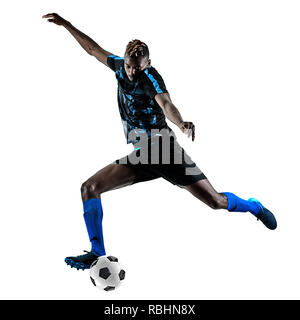 Un joueur de football de l'Afrique de l'homme jouant dans studio isolé sur fond blanc Banque D'Images