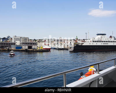 Entrant dans le port dans la ville norvégienne de Stavanger par la mer du Nord, car-ferry et les services d'incendie le Vekteren en bateau le long du quai Banque D'Images