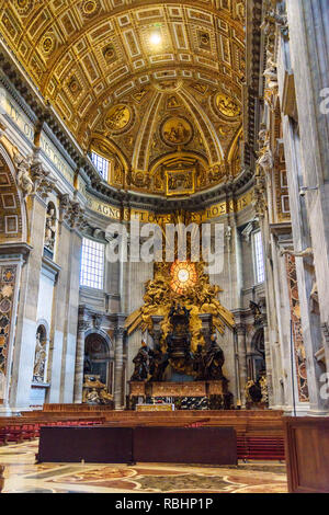 Cité du Vatican, Cité du Vatican - Octobre 05, 2018 : Cathedra Petri, autel de la Chaire de Saint Pierre. Intérieur de la Basilique Saint Pierre Banque D'Images