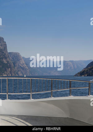 Une journée de croisière dans le fjord Lysefjorden est de Stavanger en Norvège, des vues spectaculaires de montagnes escarpées de l'avant pont Banque D'Images