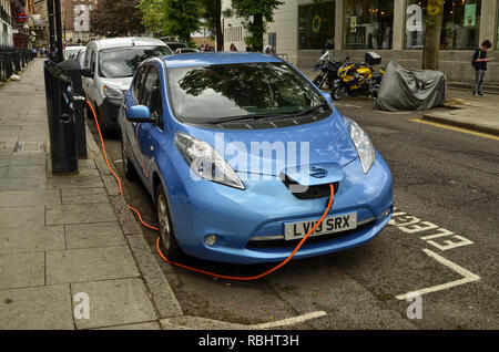Londres, Royaume-Uni, juin 2018. Une Nissan Leaf garée dans le centre historique de Londres. Le parking est réservé pour les véhicules électriques est equ Banque D'Images