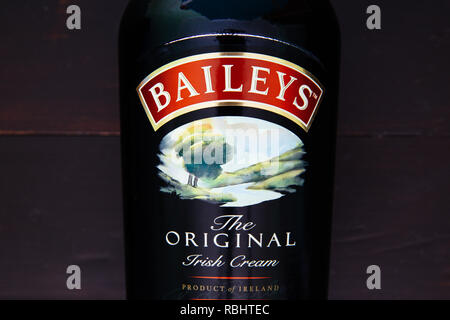 Londres - le 08 janvier 2019 : Baileys Irish Cream le flacon en verre sur fond de bois foncé Banque D'Images