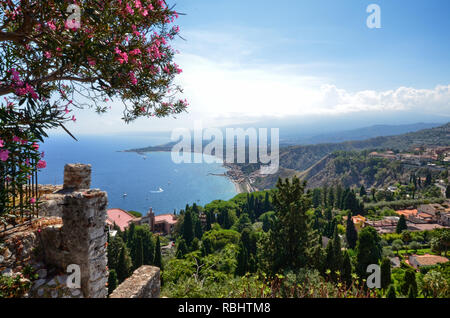 Taormina, Italie, Sicile le 26 août 2015. Le splendide panorama du théâtre grec, vers la mer. Nature luxuriante, végétation méditerranéenne, des fleurs. Banque D'Images