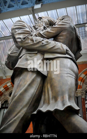 Le lieu de réunion, connue sous le nom de "La sculpture des amoureux par Paul journée à St Pancras station, London, UK Banque D'Images