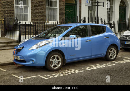 Londres, Royaume-Uni, juin 2018. Une Nissan Leaf garée dans le centre historique de Londres. Le parking est réservé pour les véhicules électriques est equ Banque D'Images