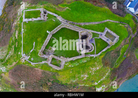 Vue aérienne sur Château De Criccieth sur une péninsule rocheuse surplombant la baie de Tremadog dans le Nord du Pays de Galles Banque D'Images