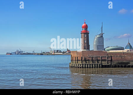 La ville de Bremerhaven avec pier lighthouse, 'Havenwelten' et le port Banque D'Images