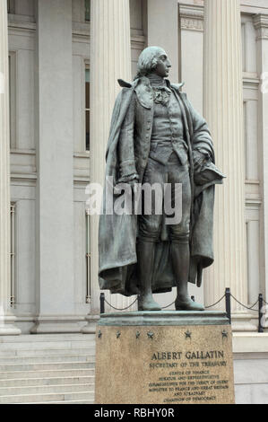 Statue d'Albert Gallatin en dehors du bâtiment du Trésor des États-Unis, Washington, DC. Photographie numérique Banque D'Images