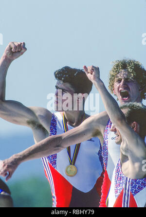 Barcelone, Espagne. Médaillée d'or, GBR M2 +, Bow Jonny Searle et Greg Searle avec Cox, Gary HERBERT. Célébrer sur les prix dock. 1992 Jeux Olympiques d'Aviron lac Banyoles, Catalogne [crédit obligatoire Peter Spurrier/ Intersport Images] dernière paire de pointe avec barreur hommes couru aux Jeux Olympiques, Banque D'Images