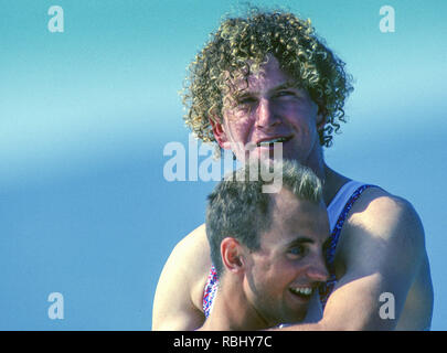 Barcelone, Espagne. Médaillée d'or, GBR M2 +, Bow Jonny Searle, avec Cox, Gary HERBERT. Célébrer sur les prix dock. 1992 Jeux Olympiques d'Aviron lac Banyoles, Catalogne [crédit obligatoire Peter Spurrier/ Intersport Images] dernière paire de pointe avec barreur hommes couru aux Jeux Olympiques, Banque D'Images