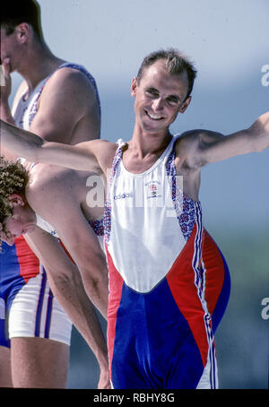 Barcelone, Espagne. Médaillée d'or, GBR M2 +, Cox, Gary HERBERT. Célébrer sur les prix dock. 1992 Jeux Olympiques d'Aviron lac Banyoles, Catalogne [crédit obligatoire Peter Spurrier/ Intersport Images] dernière paire de pointe avec barreur hommes couru aux Jeux Olympiques, Banque D'Images