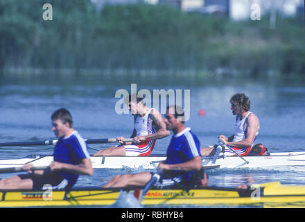 Barcelone, Espagne. Médaillée d'or, GBR M2 +, Bow Jonny Searle et Greg Searle avec Cox, Gary HERBERT. fin de la finale olympique de 1992, l'Aviron lac Banyoles, Catalogne [crédit obligatoire Peter Spurrier/ Intersport Images] dernière paire de pointe avec barreur hommes couru aux Jeux Olympiques, Banque D'Images