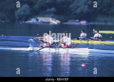 Barcelone, Espagne. Médaillée d'or, GBR M2 +, Bow Jonny Searle et Greg Searle avec Cox, Gary HERBERT. fin de la finale olympique de 1992, l'Aviron lac Banyoles, Catalogne [crédit obligatoire Peter Spurrier/ Intersport Images] dernière paire de pointe avec barreur hommes couru aux Jeux Olympiques, Banque D'Images