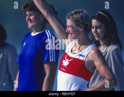 Jeux Olympiques de Barcelone 1992 Régate olympique - lac Banyoles POUVEZ W1X, Silken Laumann sur awards dock. ; Femmes Simple Médailles, {crédit obligatoire : © Peter Spurrier/Intersport Images] Banque D'Images