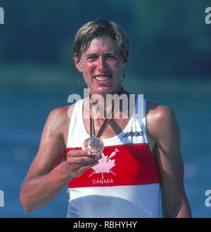 Jeux Olympiques de Barcelone 1992 Régate olympique - lac Banyoles POUVEZ W1X. Silken Laumann, avec sa médaille de bronze, {crédit obligatoire : © Peter Spurrier/Intersport Images] Banque D'Images