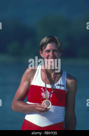 Jeux Olympiques de Barcelone 1992 Régate olympique - lac Banyoles POUVEZ W1X. Silken Laumann, avec sa médaille de bronze, {crédit obligatoire : © Peter Spurrier/Intersport Images] Banque D'Images